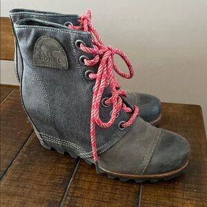 Sorel Women's Gray Wedge Boots with Red Laces